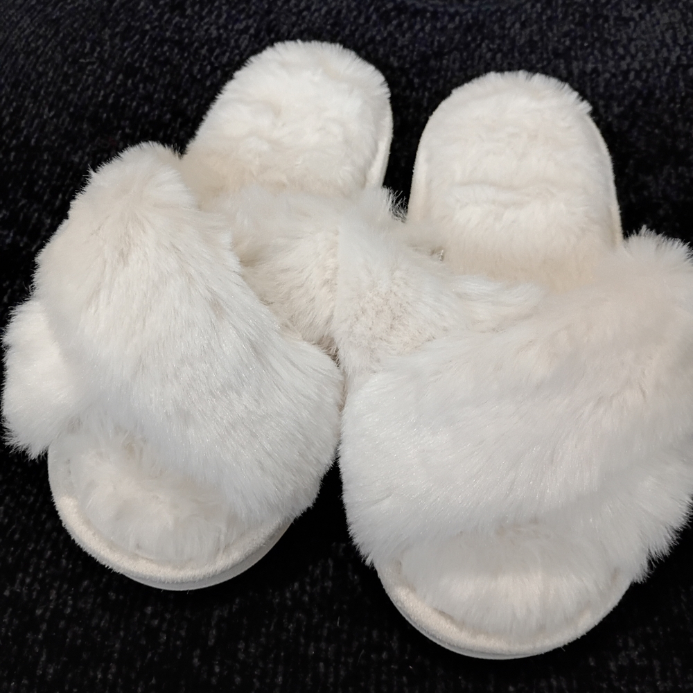Women's White Fuzzy Faux Fur Cross Band Open Toe Slippers Size 6 / 6.5 EUR 36-37